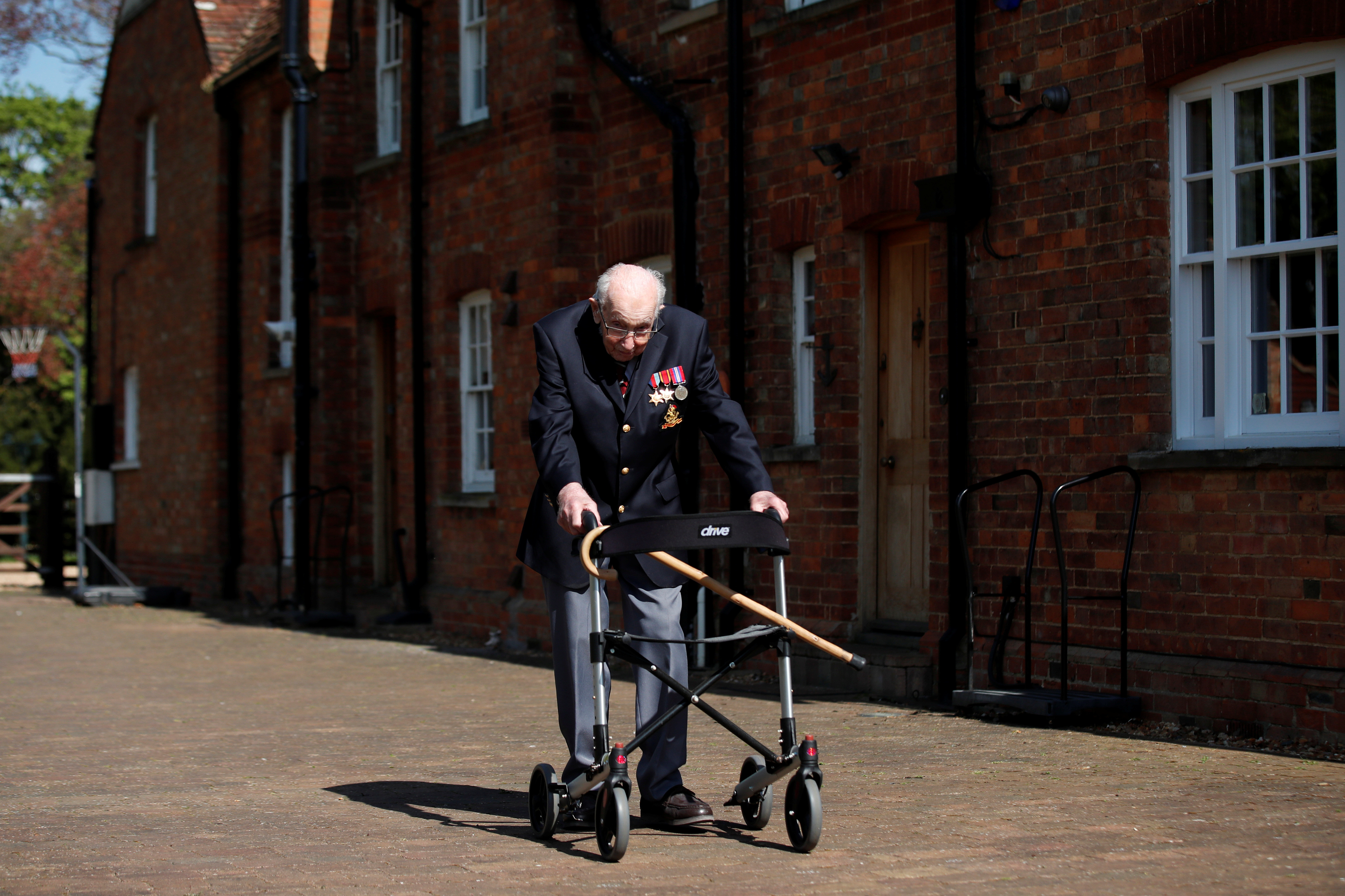 ▲▼99歲英國上尉繞花園100圈，為醫療機構募款。（圖／路透）
