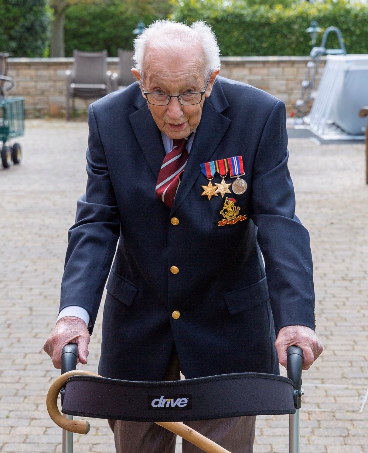 ▲▼99歲英國上尉繞花園100圈，為醫療機構募款。（圖／路透）