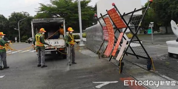 ▲高雄市環保局緊急對海軍基地門口及社區進行清消。（圖／記者洪正達攝）