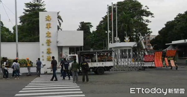 ▲高雄市環保局緊急對海軍基地門口及社區進行清消。（圖／記者洪正達攝）