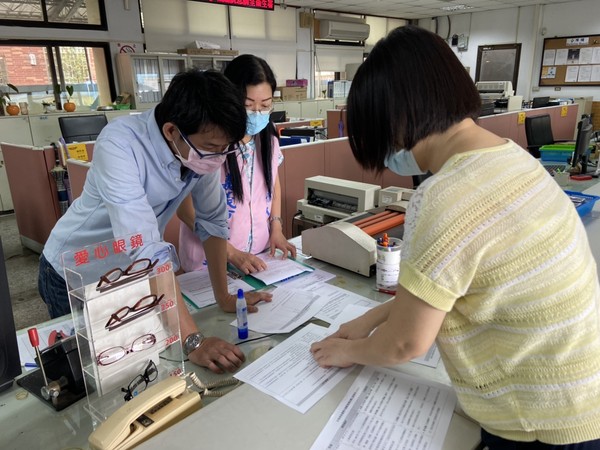 ▲嘉義市監理所推計程車、遊覽車駕駛司機疫情薪資補助3萬元政策。（圖／嘉義市監理所提供）