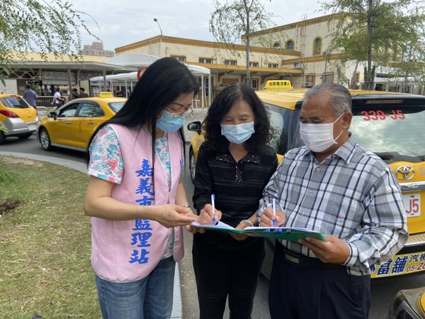 ▲嘉義市監理所推計程車、遊覽車駕駛司機疫情薪資補助3萬元政策。（圖／嘉義市監理所提供）