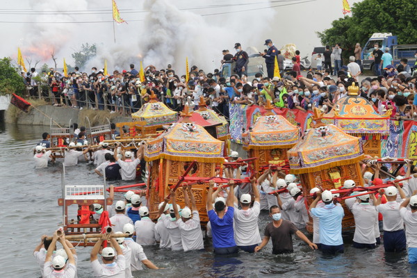 ▲布袋鎮新塭嘉應廟衝水路，迎客王。（圖／嘉義縣政府提供）