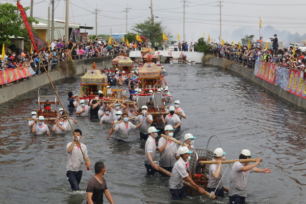 ▲布袋鎮新塭嘉應廟衝水路，迎客王。（圖／嘉義縣政府提供）