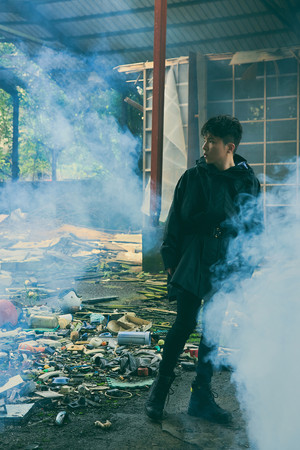 ▲▼ 小宇在廢墟拍攝新歌MV，被火圍繞一度缺氧。（圖／華納音樂提供）