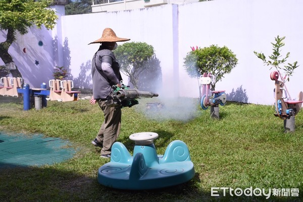 ▲▼花蓮市針對公園、幼兒園及高中以下學校總計84個處所噴灑藥劑，全面撲殺小黑蚊。（圖／花蓮市公所提供，下同）