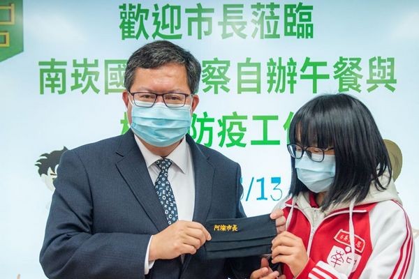 ▲鄭文燦和上家政課的同學，一起縫製布口罩套。（圖／市府提供）