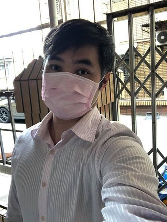 ▲鄭文燦和上家政課的同學，一起縫製布口罩套。（圖／市府提供）