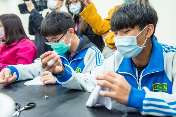▲鄭文燦和上家政課的同學，一起縫製布口罩套。（圖／市府提供）