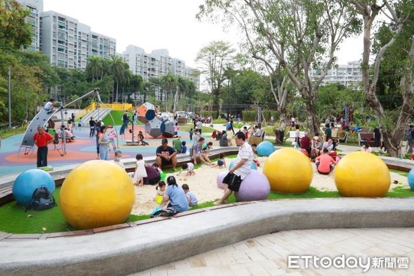 ▲台南市長黃偉哲在水利局長韓榮華陪同下視察竹溪特色兒童遊戲區，聽取議員與里長提供建議，承諾市府團隊將會進行滾動式檢討與改進。（圖／記者林悅翻攝，下同）