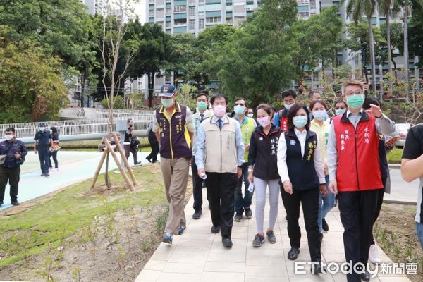 ▲台南市長黃偉哲在水利局長韓榮華陪同下視察竹溪特色兒童遊戲區，聽取議員與里長提供建議，承諾市府團隊將會進行滾動式檢討與改進。（圖／記者林悅翻攝，下同）