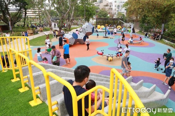 ▲台南市長黃偉哲在水利局長韓榮華陪同下視察竹溪特色兒童遊戲區，聽取議員與里長提供建議，承諾市府團隊將會進行滾動式檢討與改進。（圖／記者林悅翻攝，下同）