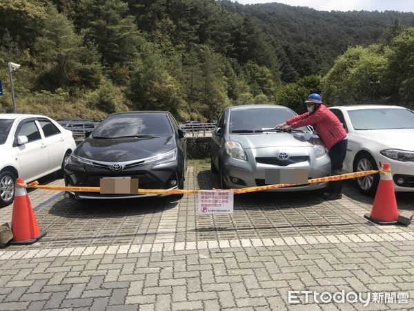 ▲▼假日遊客多時段，玉山國家公園停車場，出現遊客擅移，停車調撥管制錐筒硬要停車現象，玉管處已派員張貼勸導單或直接口頭宣導勸離。（圖／玉管處提供，下同）