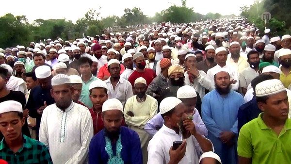 ▲孟加拉超過10萬人湧入婆羅門巴里亞市（Brahmanbaria）參加伊斯蘭宗教領袖的喪禮。（圖／達志影像／美聯社）