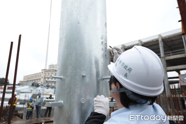 ▲ 基隆城際轉運站「首支鋼構組立」安裝 林右昌親手鎖固鋼構螺栓...歷史性一刻。（圖／基隆市政府提供）