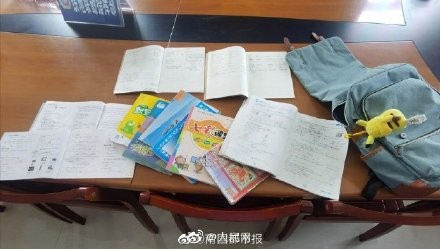 ▲小五男童把書包丟掉。（圖／翻攝自人民日報微博）