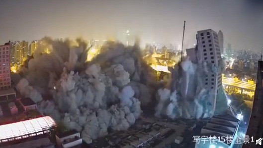 ▲上海中環中心「爛尾樓」拆除作業，使用炸藥7噸多，耗時15秒完成。（圖／翻攝澎湃新聞）