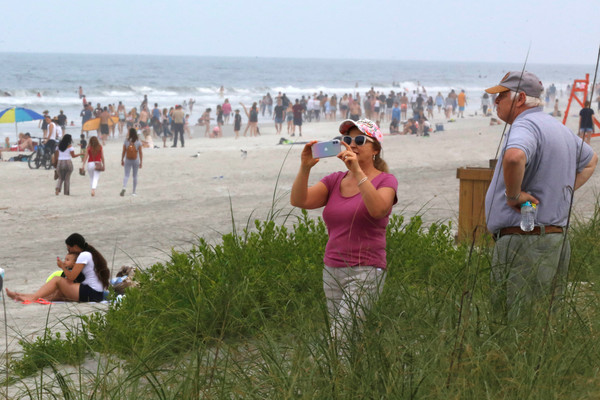 ▲▼佛州部分海灘重新開放，大量人潮湧入，還有不少人沒戴口罩。（圖／路透）
