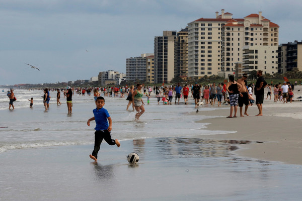 ▲▼佛州部分海灘重新開放，大量人潮湧入，還有不少人沒戴口罩。（圖／路透）