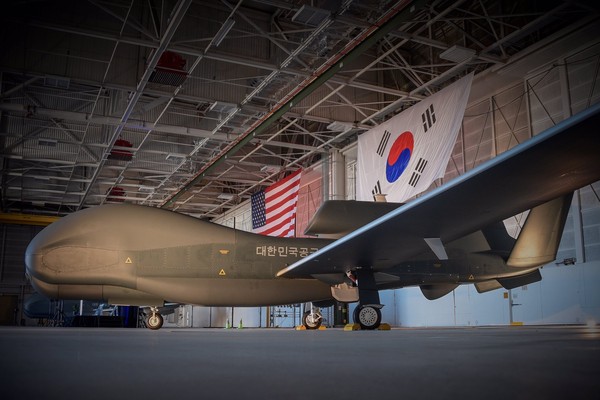 ▲▼運抵南韓的RQ-4「全球鷹」偵察機。（圖／翻攝自推特／Harry Harris）