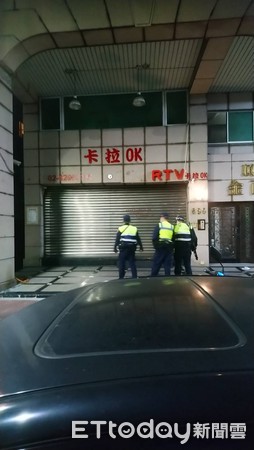 ▲▼蘆洲警方防堵疫情破口，於封閉場所進行擴大臨檢。（圖／記者陳豐德翻攝）