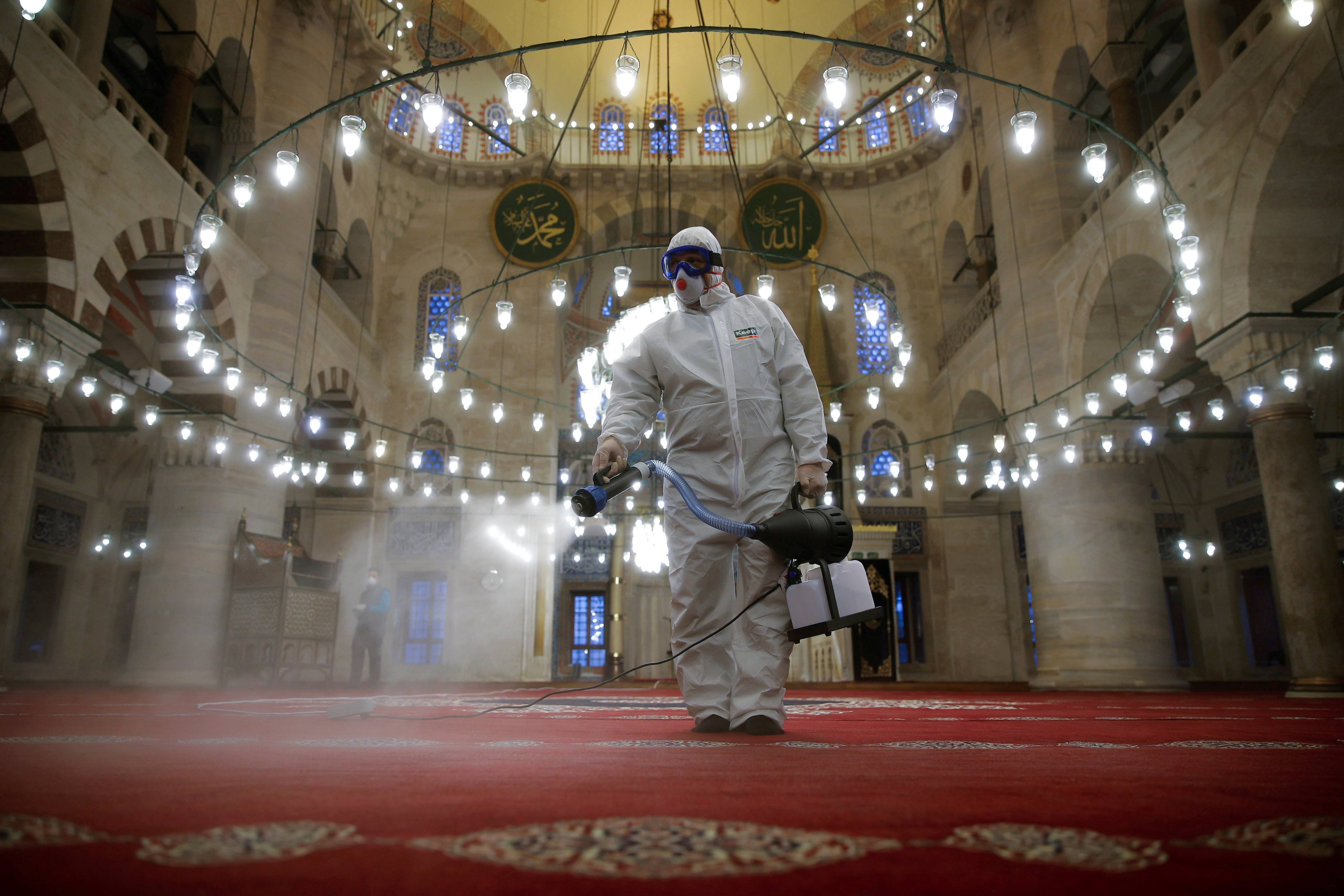 ▲▼土耳其人員進入奇力克阿里帕夏建築群（Kilic Ali Pasha Mosque）進行消毒。（圖／路透）