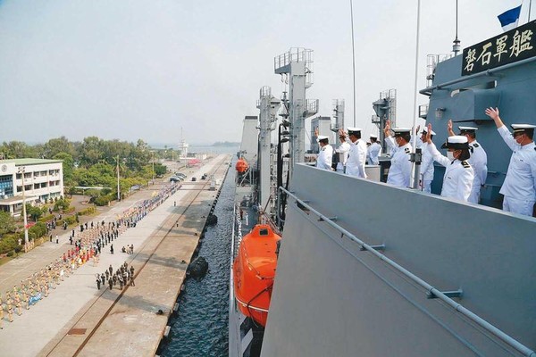 敦睦艦隊9日完成任務返回左營港卻爆出疫情，本刊調查，國軍至少有3大防疫疏失釀成這次風暴。（軍聞社）