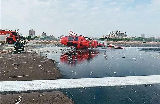 空勤總隊編號NA-103海豚直升機，4月7日摔落、翻覆在高雄小港機場。（翻攝畫面）