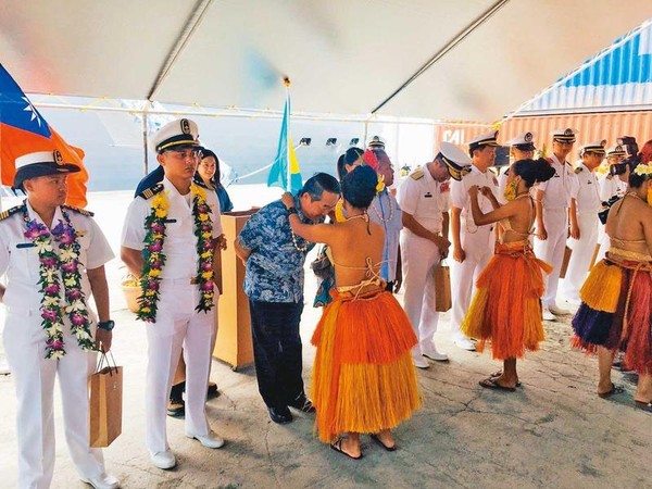 帛琉傳統舞蹈團體獻花歡迎我國敦睦艦隊，當時國軍也沒人戴口罩，明顯打臉海軍最初的說法。（翻攝帛琉大使館臉書）