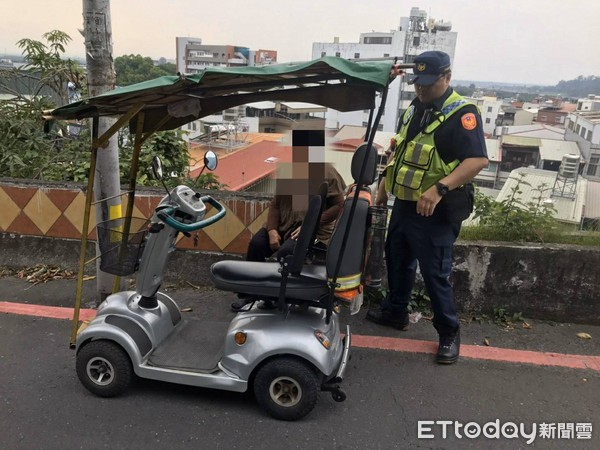 ▲屏東縣內埔警分局瑪家所所長黎昭明、警員高世傑 主動排除洪姓婦人所故障騎乘電動代步車           。（圖／記者陳崑福翻攝）