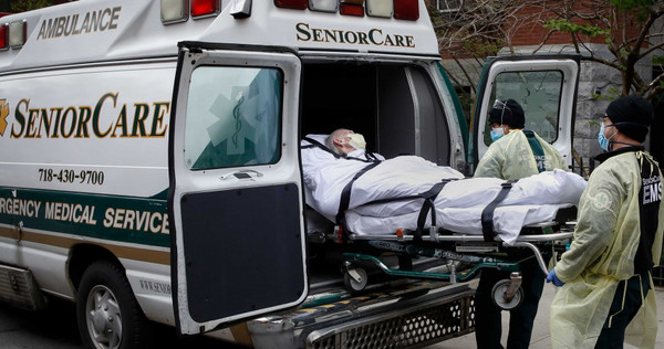 美國紐約疫情嚴峻，除了醫療物資缺乏，連裝載遺體的屍袋都不夠用。（圖／美聯社）