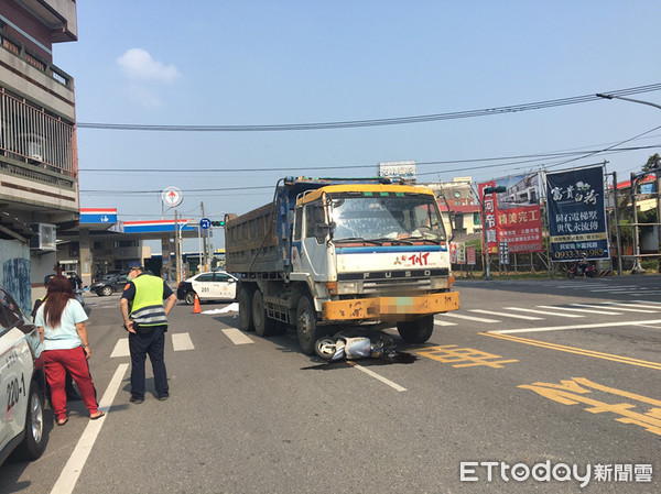 ▲台南市白河165線、172線路口時發生車禍命案，71歲老婦人疑遭搶快右轉的砂石車撞上，遭輾壓當場慘死。（圖／記者林悅攝，下同）