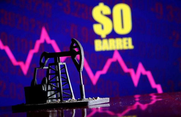 ▲國際油價正式進入「負油價」時代，油價專家預估下周國內汽柴油零售價格可望再度調降。（圖／路透社）