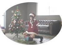 「妄想科學研究所」示範放耶誕禮物，AV女優蕾上下半身走光。（圖／取自Nohira Hanao YouTube）