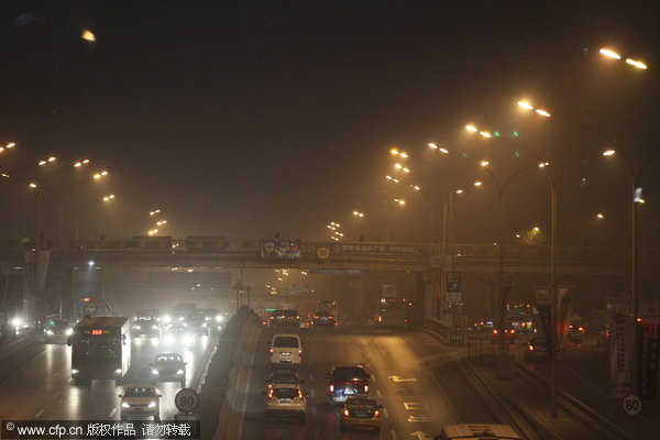 2013年12月24日，大陸北京，全市PM2.5濃度由南向北逐步升高，中心城區以及南部地區達到中度至重度污染。(圖／CFP)