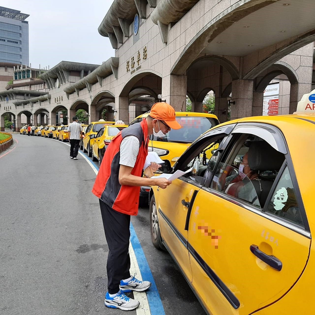 ▲▼交通部給計程車、遊覽車司機的「每月1萬元」薪資補貼入帳了。（圖／公路總局提供）