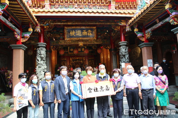 ▲ 台東天后宮協助民眾繳清國保欠費，饒慶鈴親頒匾額感謝。（圖／記者楊鈞典翻攝）