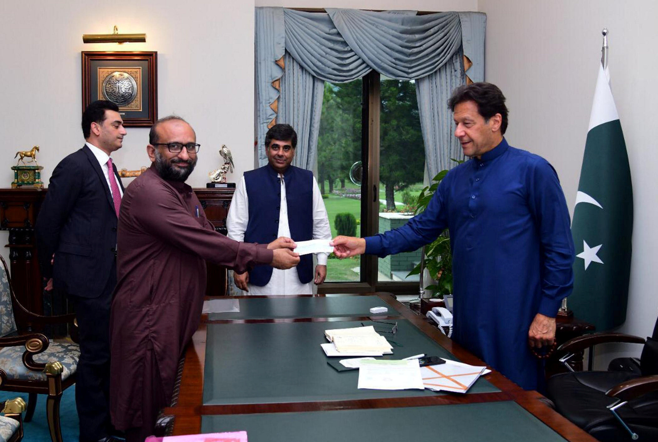 ▲▼巴基斯坦總理伊姆蘭汗（Imran Khan，右）和知名慈善家艾迪（Faisal Edhi）會面。（圖／路透）