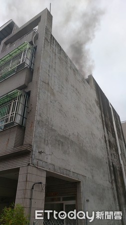 ▲台南市東區崇善路下午傳出火警，消防人員在3樓救出1名受困女子，有吸入濃煙嗆傷，以救護車送成大醫院救治。（圖／記者林悅翻攝）