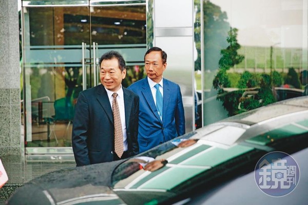 郭台銘（右）為了投資健康醫療事業，2010年邀請吳良襄（左）加入永齡健康基金會擔任副執行長，隨後成立M次集團，又請他擔任負責人。