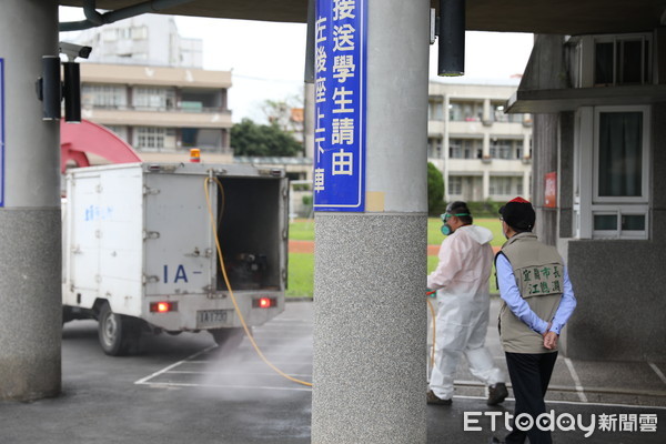 ▲▼敦睦艦隊召回人員在宜蘭國中集合，阻防疫破口宜市公所緊急大消毒。（圖／記者游芳男翻攝，下同）