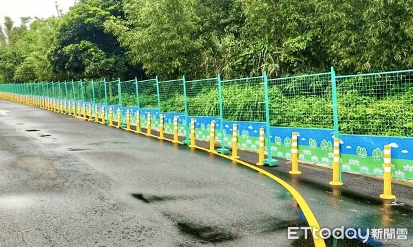 ▲ 新北金山臨時停車場水溝湧溫泉 圍籬阻隔禁泡腳、戲水。（圖／記者郭世賢攝）