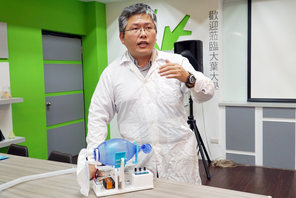 ▲大葉大學博士校友趙士慶發明可3D列印的緊急呼吸器。（圖／大葉大學提供）