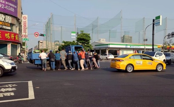 ▲▼ 抬車救受困           。（圖／翻攝爆料公社）