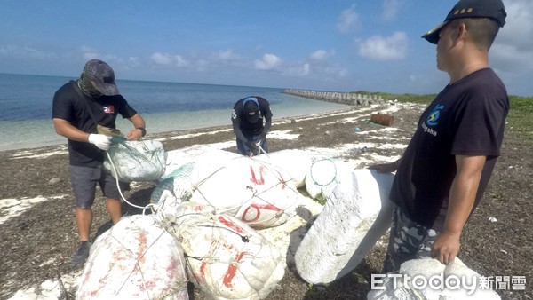▲ 東沙島、太平島海巡官兵同步淨灘 2小時清出近2400公斤垃圾。（圖／海巡署東南沙分署提供）