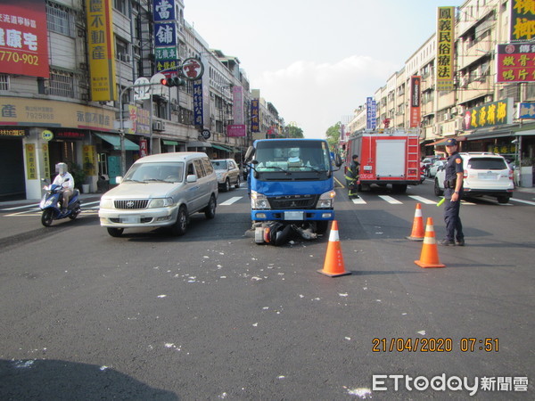 ▲▼ 卡車底急救            。（圖／記者洪正達翻攝）