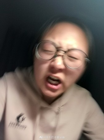 ▲美顏相機拍照，不小心出現悲劇。（圖／翻攝自微博，下同）