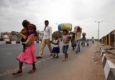 「沒錢搭車走3天」印度女童徒步100km活活累死　倒在家門村口處