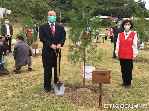 ▲前後3任立法院長一起植樹。（圖／記者鄧木卿攝）