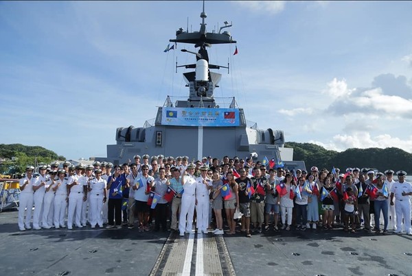 ▲▼海軍稱無開放外籍人士登艦，再遭溫玉霞秀出照片打臉。（圖／溫玉霞辦公室提供）